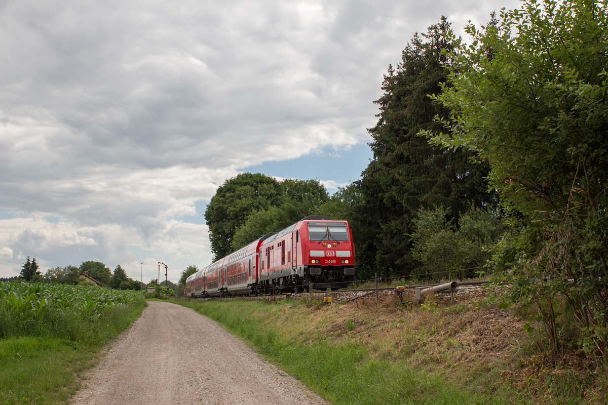 245 010-4 pendelte am 03.07.16 mit ihrem Doppelstockzug zwischen München Hbf und Mühldorf. Hier erreicht sie in Kürze den Bahnhof von Hörlkofen.