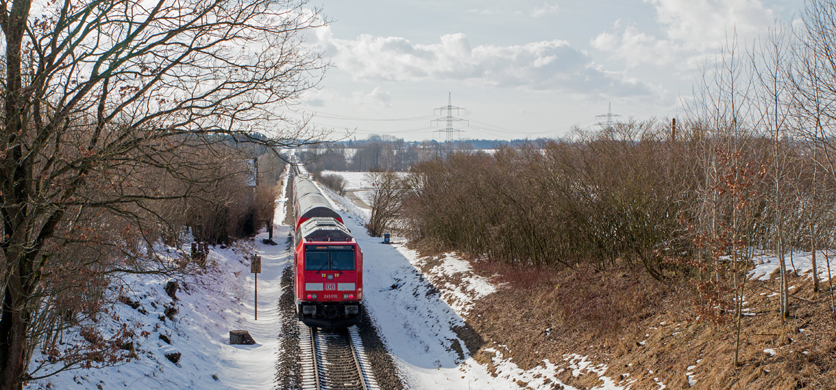 245 010-4 schiebt ihren Dosto-Zug bei Wimpasing, Nähe Ottenhofen, von Mühldorf nach München. (31.01.15)