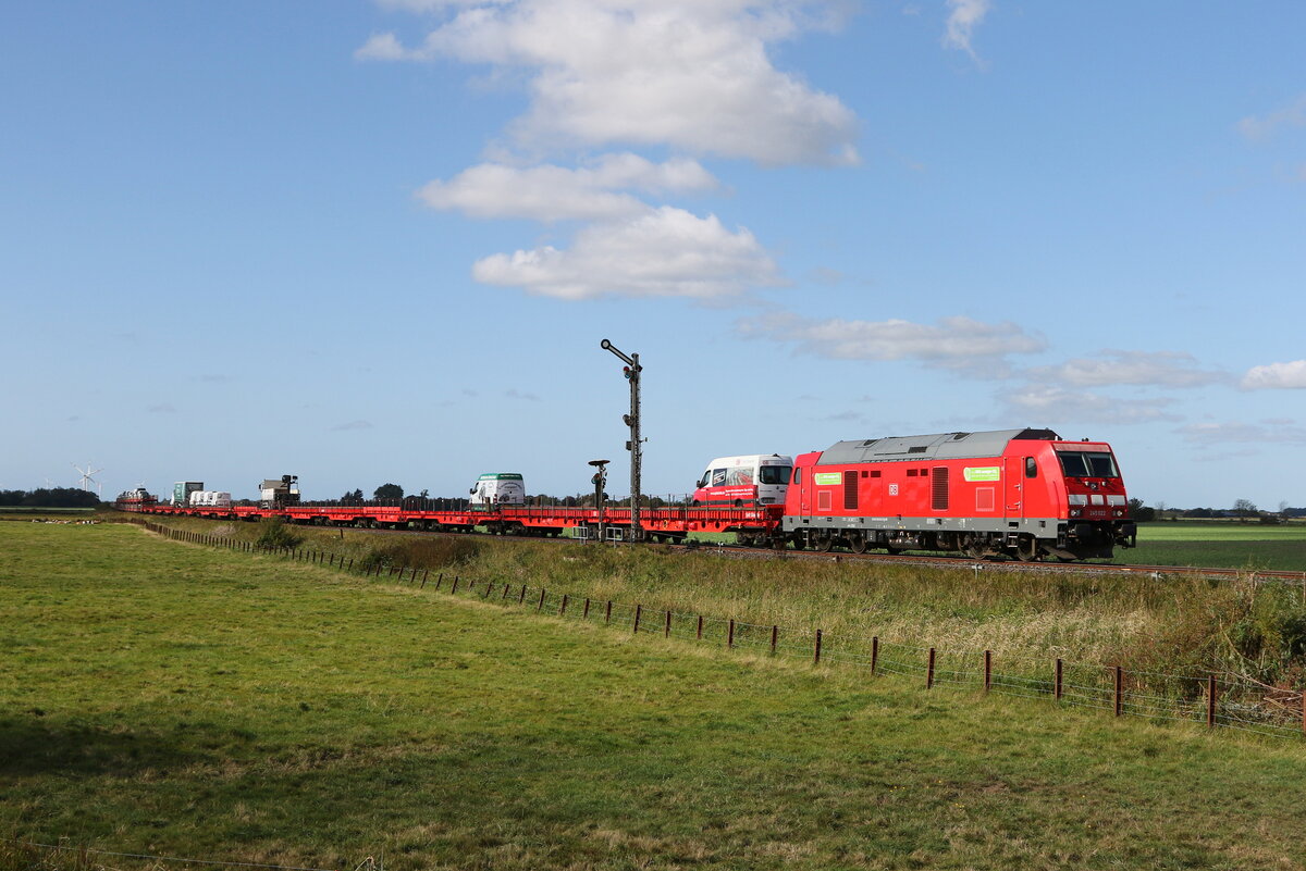 245 022 war am 13. September 2023 mit einem  Sylt-Shuttle  bei Lehnshallig in Richtung Niebll unterwegs.