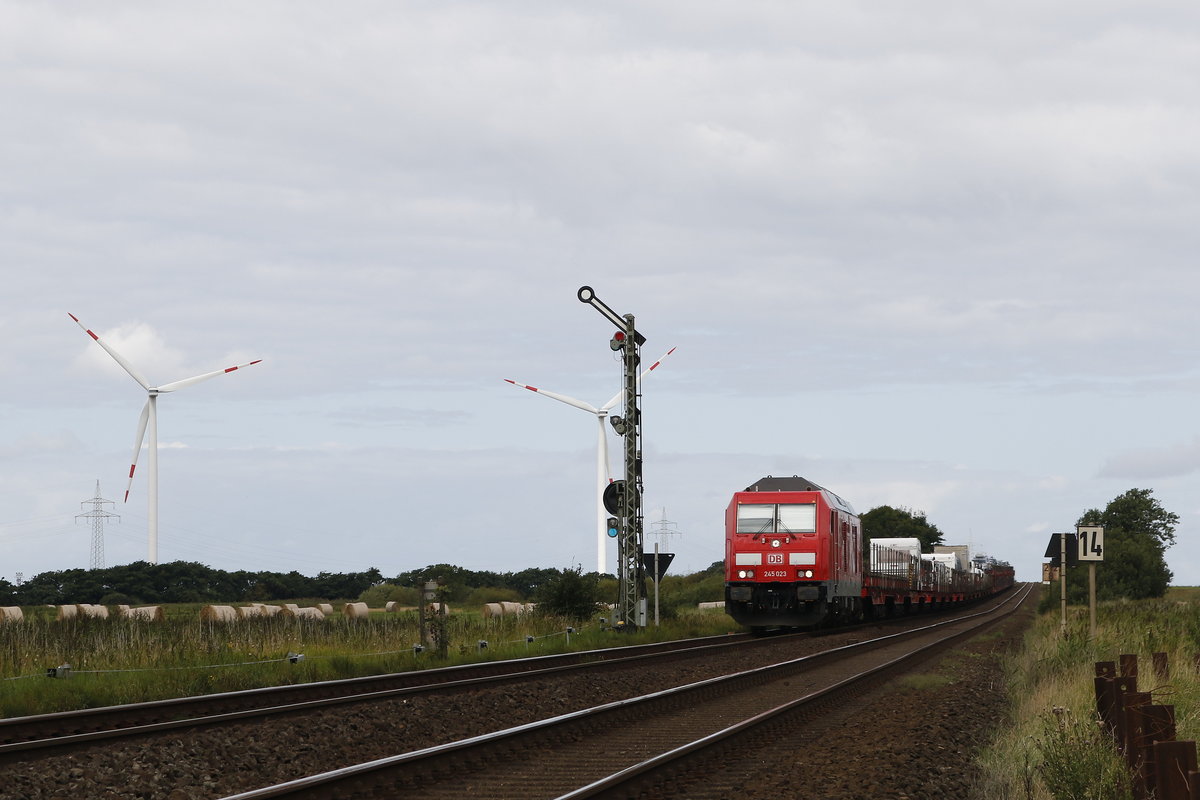 245 023 mit einem Sylt-Shuttle aus Sylt kommend am 13. August 2017 kurz vor Klanxbll.