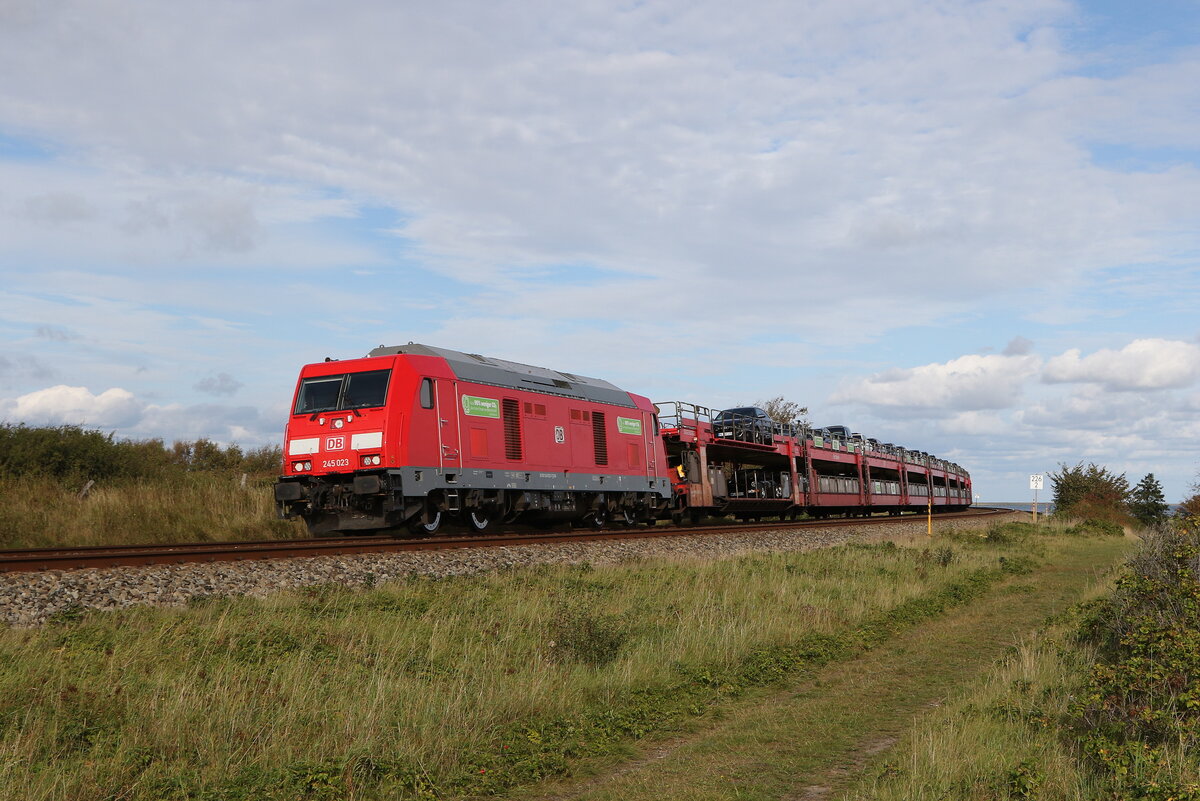 245 023 war mit einem  Sylt-Shuttle  am 14. September 2023 bei Morsum auf Sylt in Richtung Westerland unterwegs.