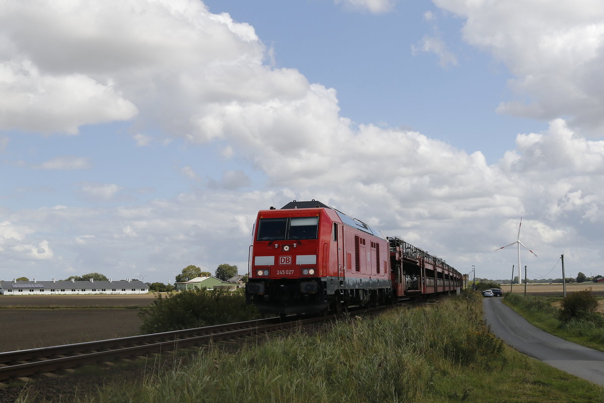 245 027 war am 13. August 2017 bei Lehnshallig in Richtung Sylt unterwegs.