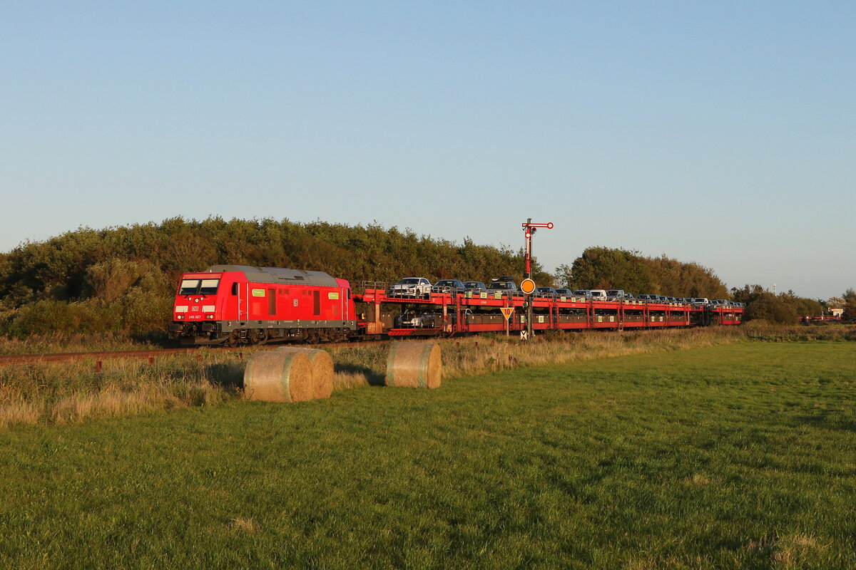 245 027 war am 13. September 2023 mit einem  Sylt-Shuttle  bei Klanxbllauf dem Weg nach Westerland.