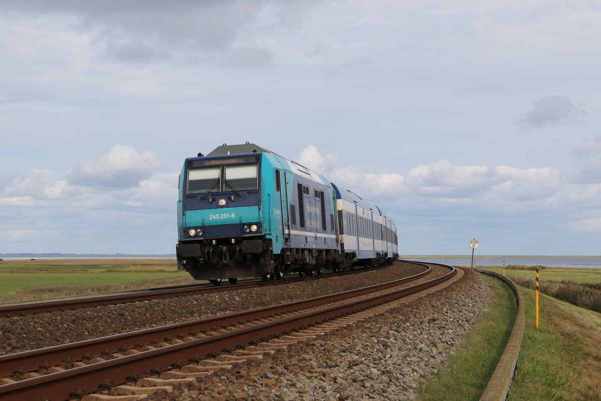 245 201 war am 4. September 2023 bei Morsum auf Sylt auf dem Weg nach Westerland.