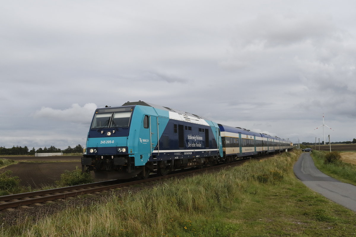 245 205-0 auf dem Weg nach Sylt am 12. August 2017 bei Lehnshallig.