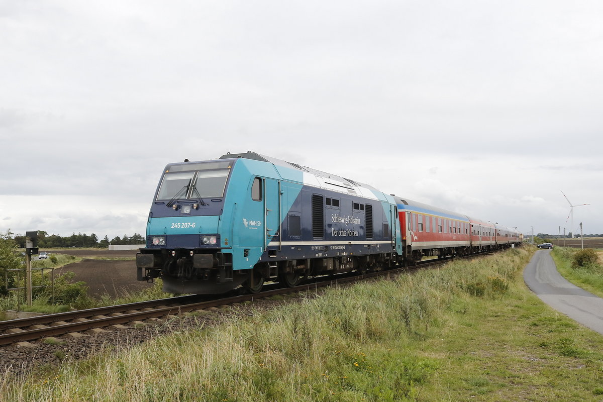 245 207-6 mit einem Regionalzug auf dem Weg nach Westerland/Sylt. Aufgenommen am 12. August 2017 bei Lehnshallig.