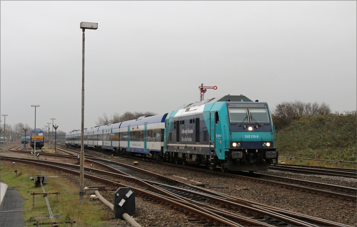 245 215 mit RE6  kurz vor dem Erreichen des Ziels am 15.11.19 in Westerland (Sylt)