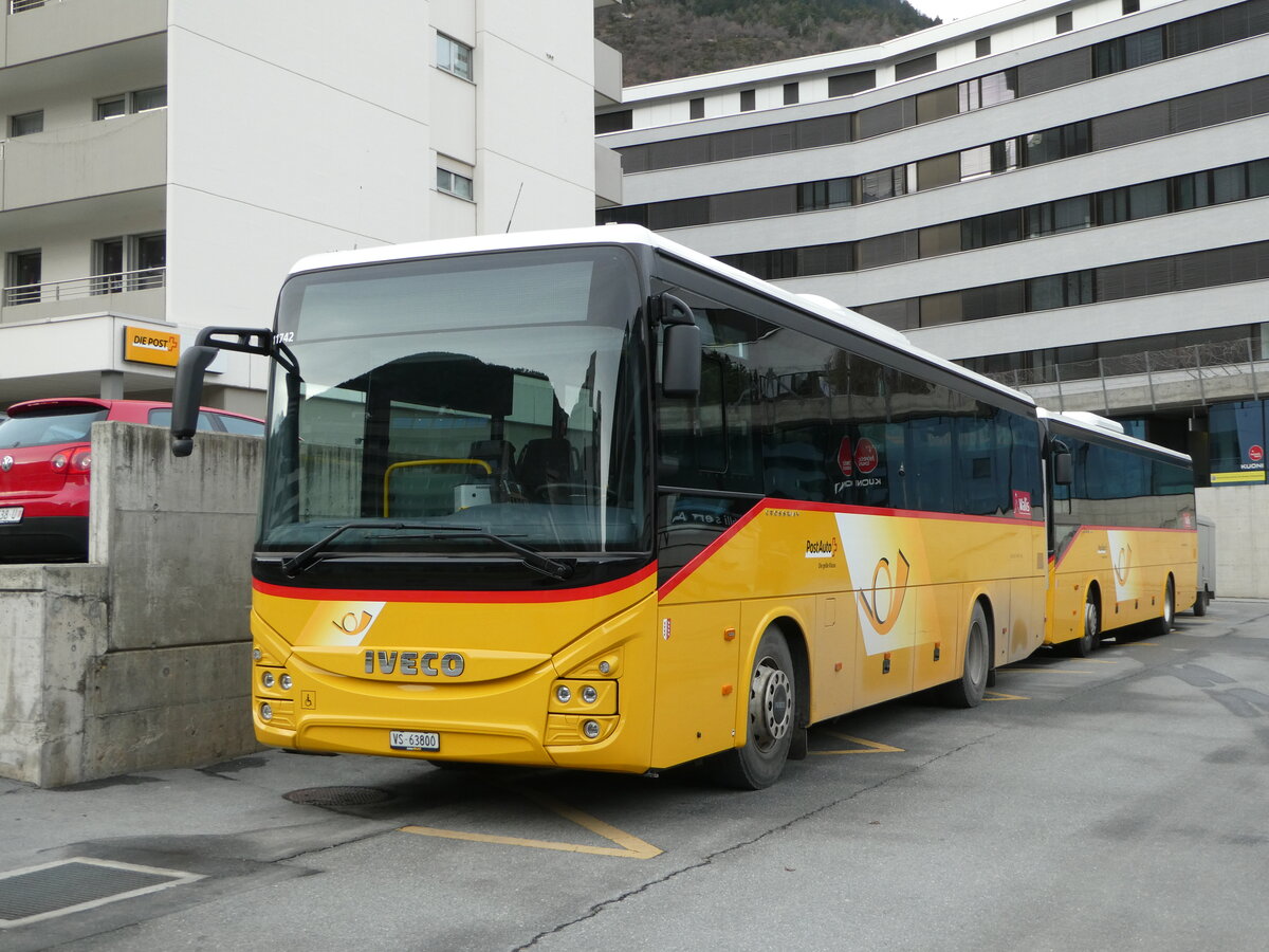 (245'002) - Autotour, Visp - VS 63'800/PID 11'742 - Iveco am 14. Januar 2023 beim Bahnhof Visp