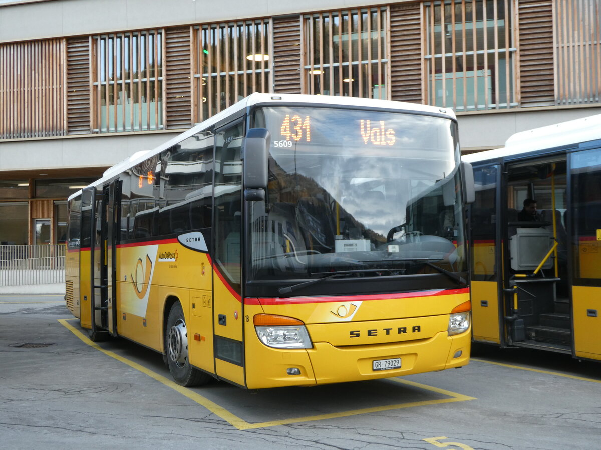 (245'174) - PostAuto Graubnden - Nr. 18/GR 79'029/PID 5609 - Setra (ex Fontana, Ilanz Nr. 18; ex Fontana, Ilanz Nr. 7) am 18. Januar 2023 beim Bahnhof Ilanz