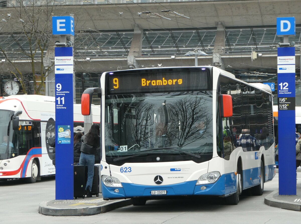 (245'351) - VBL Luzern - Nr. 623/LU 15'077 - Mercedes am 25. Januar 2023 beim Bahnhof Luzern