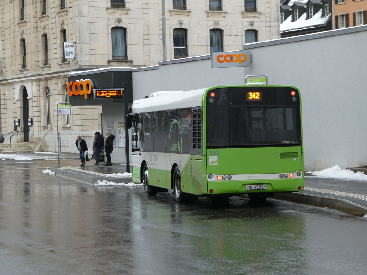 (245'638) - transN, La Chaux-de-Fonds - Nr. 352/NE 95'352 - Solaris (ex TRN La Chaux-de-Fonds Nr. 352) am 2. Februar 2023 beim Bahnhof Le Locle