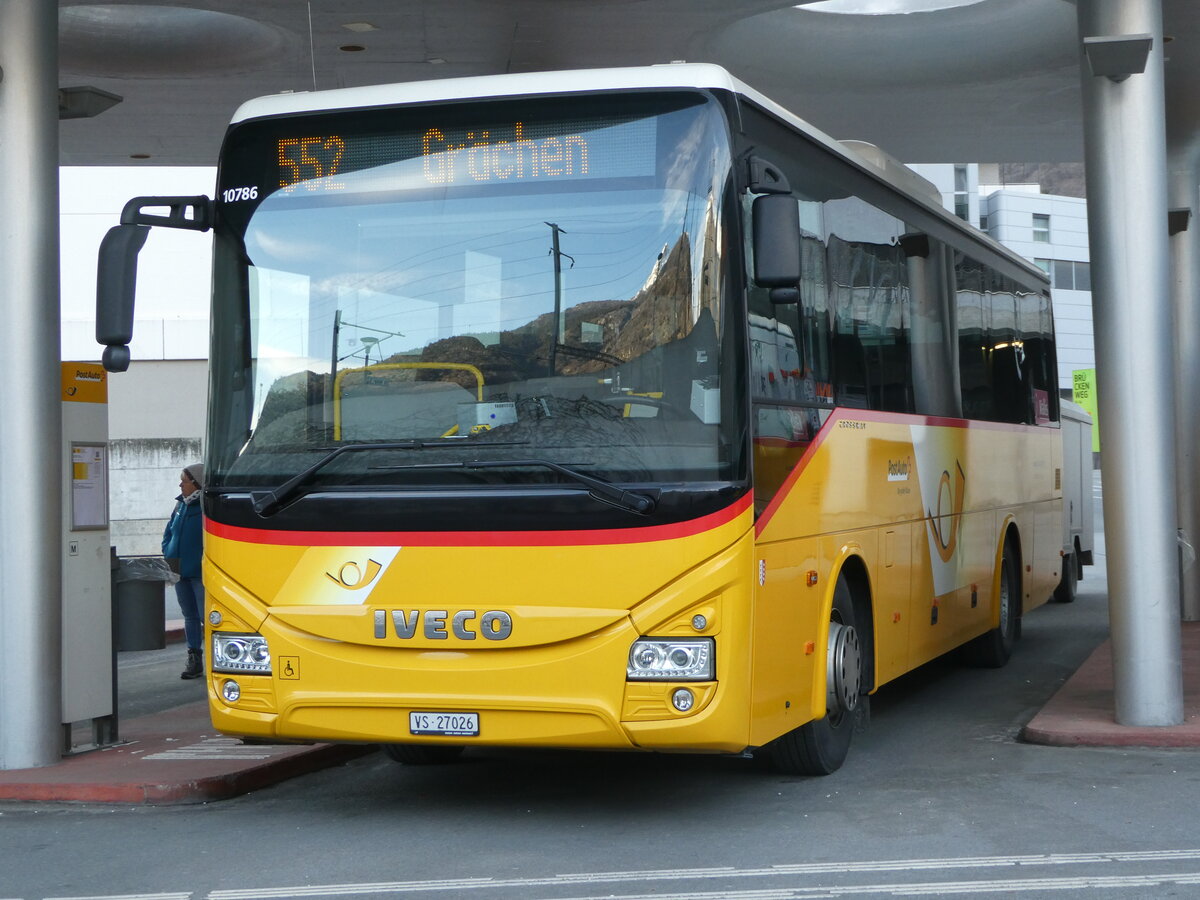 (246'003) - Autotour, Visp - VS 27'026/PID 10'786 - Iveco am 11. Februar 2023 beim Bahnhof Visp