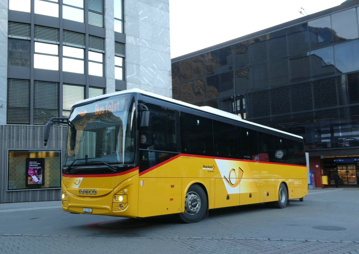 (246'008) - PostAuto Wallis - VS 703/PID 11'909 - Iveco am 11. Februar 2023 beim Bahnhof Visp