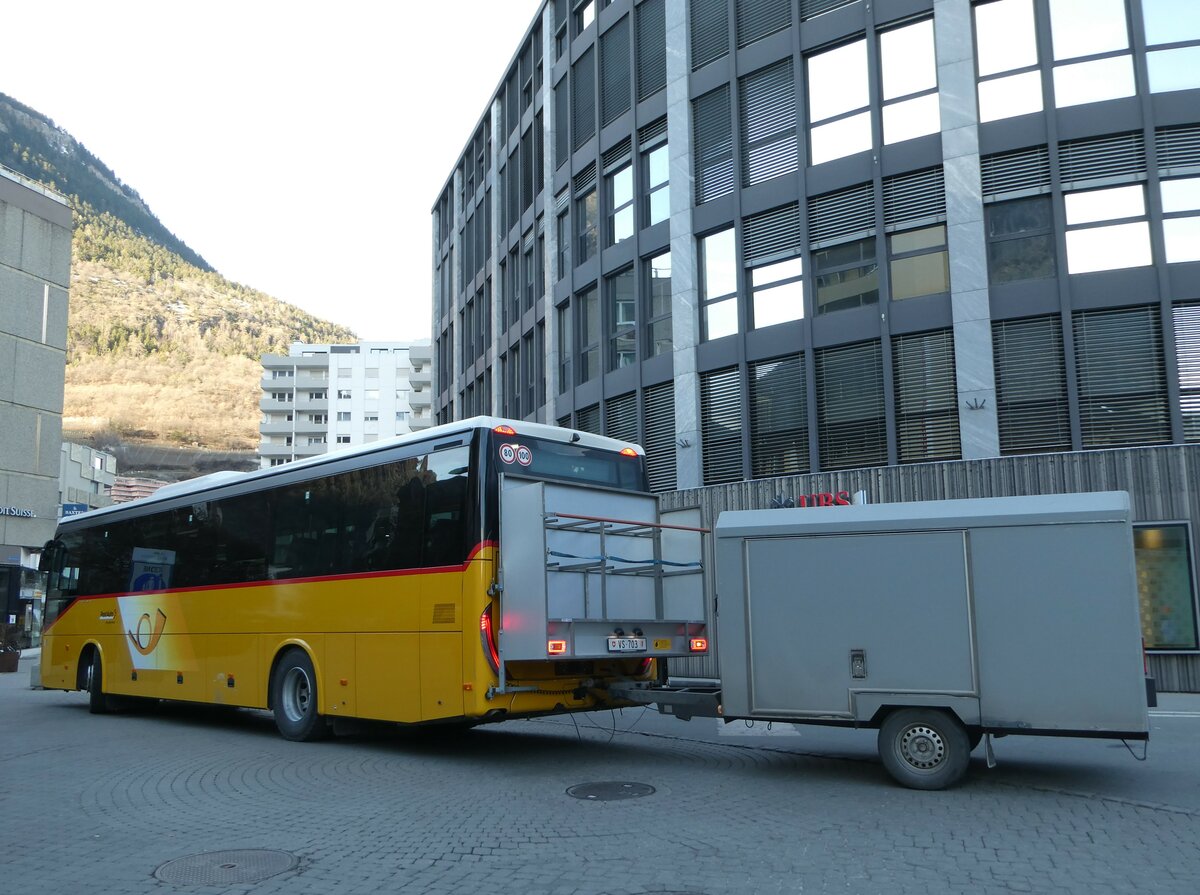 (246'009) - PostAuto Wallis - VS 703/PID 11'909 - Iveco am 11. Februar 2023 beim Bahnhof Visp