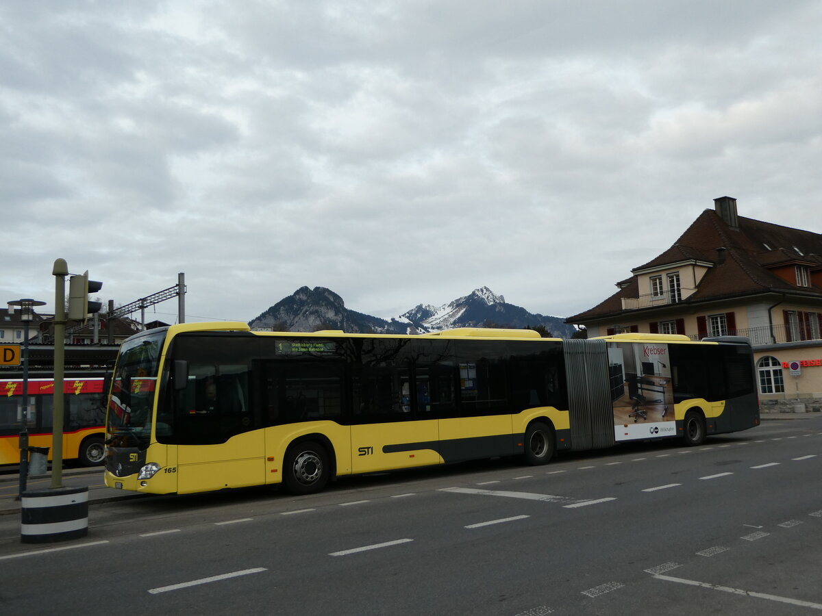 (246'198) - STI Thun - Nr. 165/BE 752'165 - Mercedes am 17. Februar 2023 beim Bahnhof Spiez