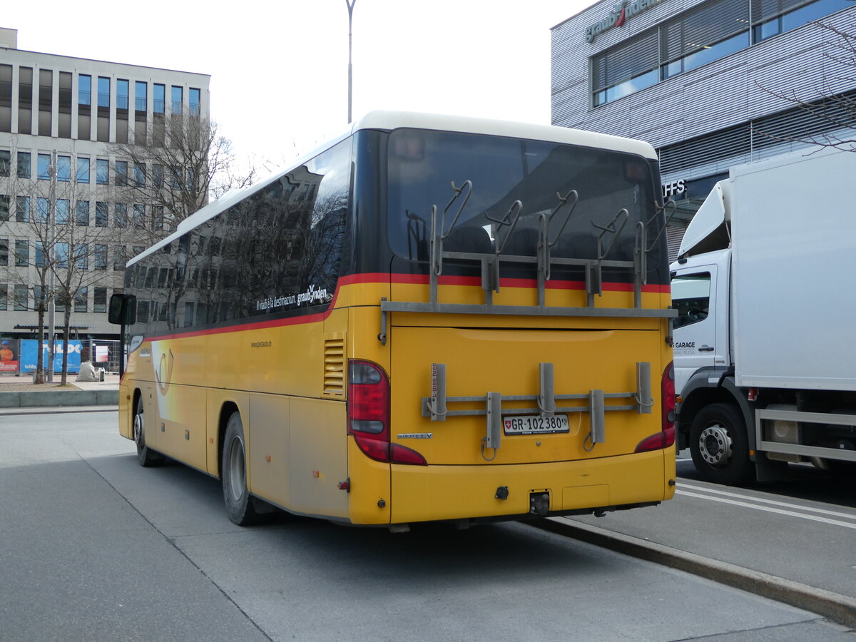 (246'528) - PostAuto Graubnden - GR 102'380/PID 4365 - Setra (ex GR 102'345; ex Riederer, St. Margrethenberg) am 24. Februar 2023 beim Bahnhof Landquart