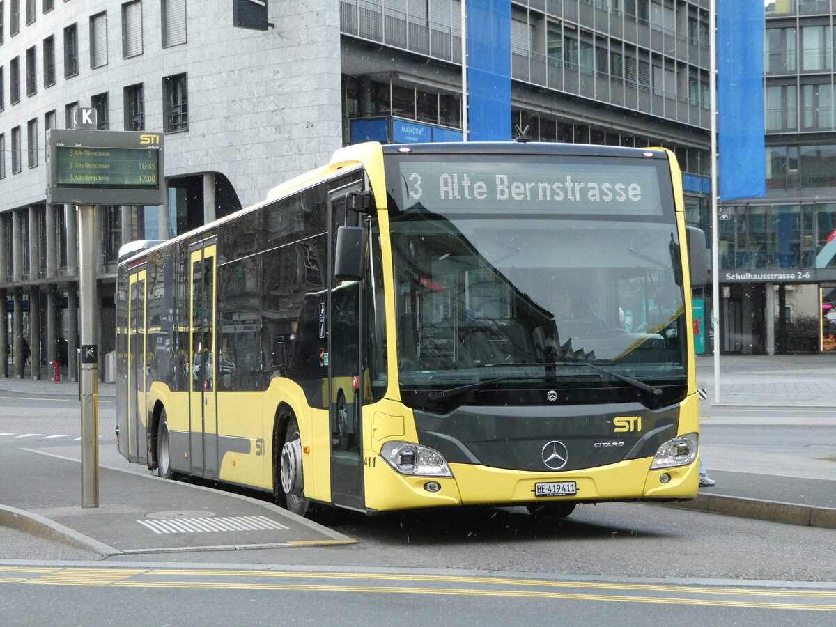 (246'718) - STI Thun - Nr. 411/BE 419'411 - Mercedes am 26. Februar 2023 beim Bahnhof Thun