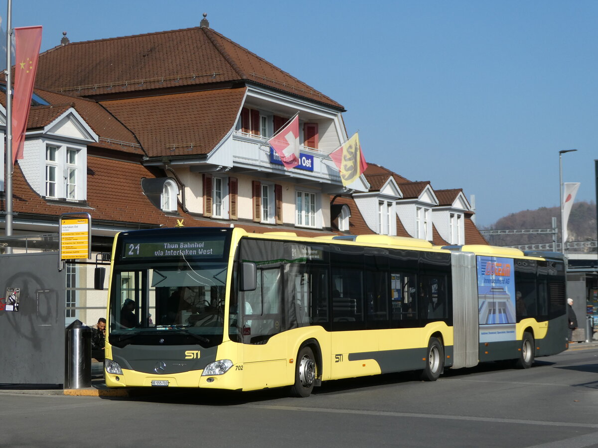 (246'799) - STI Thun - Nr. 702/BE 555'702 - Mercedes am 2. Mrz 2023 beim Bahnhof Interlaken Ost