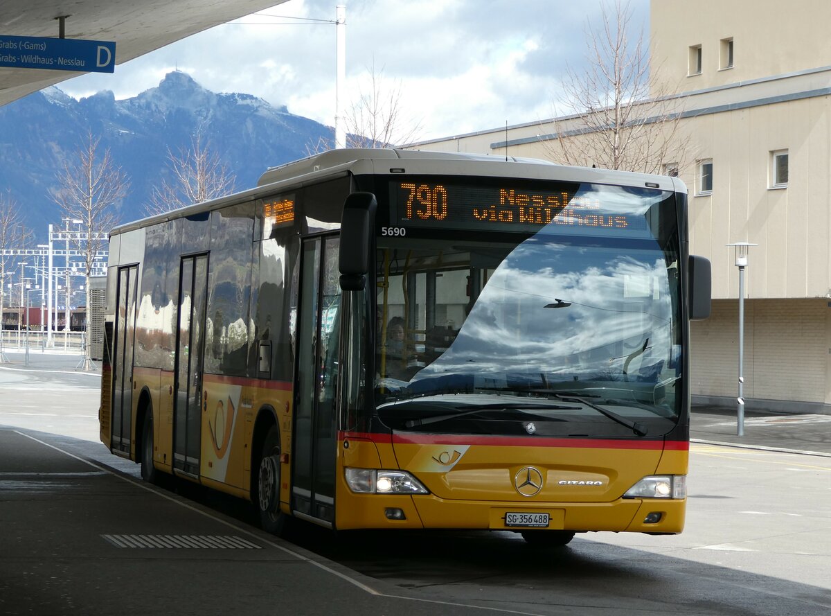 (246'986) - PostAuto Ostschweiz - SG 356'488/PID 5690 - Mercedes (ex Schmidt, Oberbüren) am 9. März 2023 beim Bahnhof Buchs