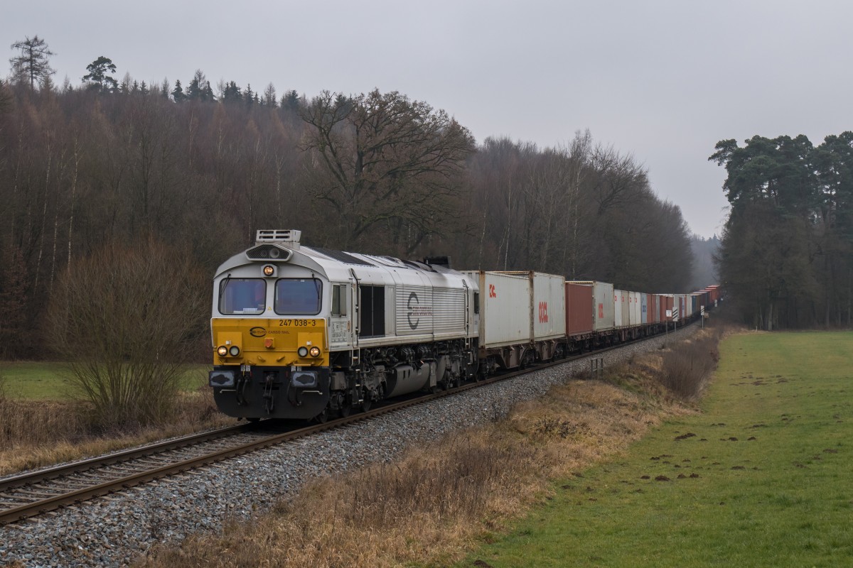 247 038-3 mit einem Containerzug aus Burghausen kommend am 30. Dezember 2015 bei Kastl.