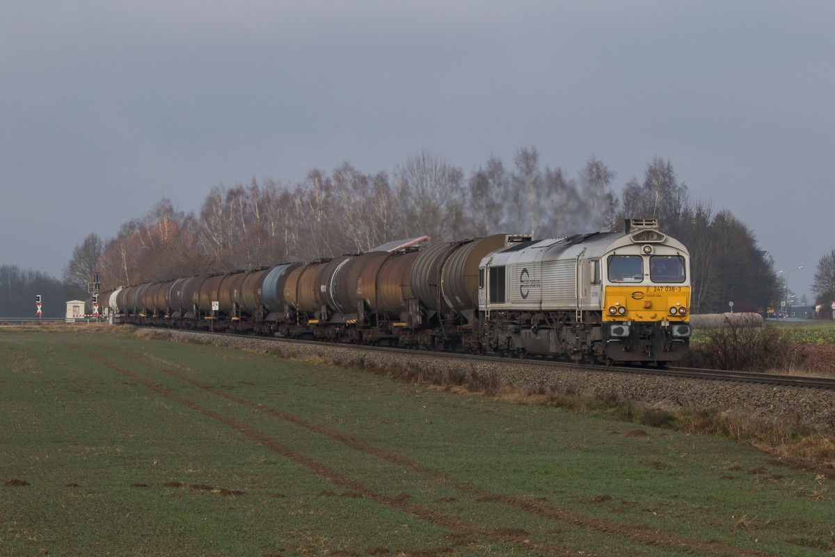 247 038-7 mit einem Kesselwagenzug auf dem Weg nach Burghausen am 30. Dezember 2015 bei Pirach.