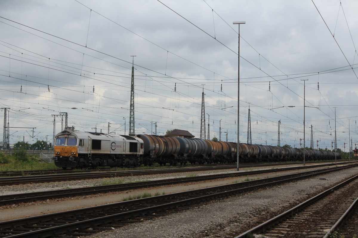 247 044-1 mit einem Kesselwagenzug am 26. August 2013 im Rangierbahnhof Mnchen-Ost.