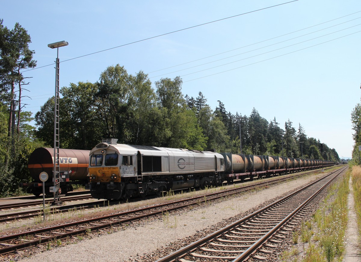 247 044-1 stand am 26. August 2015 mit einem Müllzug im Bahnhof von Kastl.