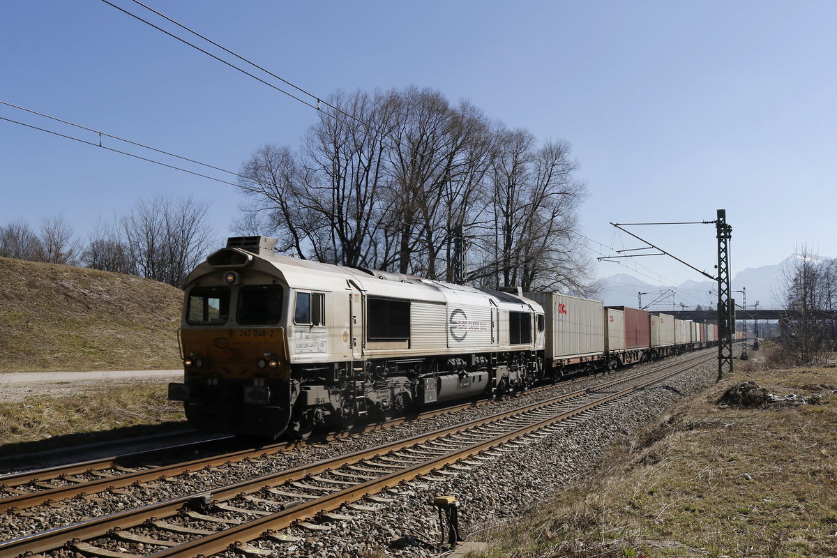 247 048-2 mit einem Containerzug aus Freilassing kommend am 12. Mrz 2017 bei Bernau am Chiemsee.