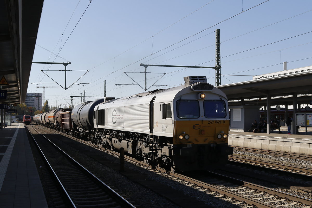 247 049 durchfhrt am 14. Oktober 2018 mit einem gemischten Gterzug den Mnchner Ostbahnhof.