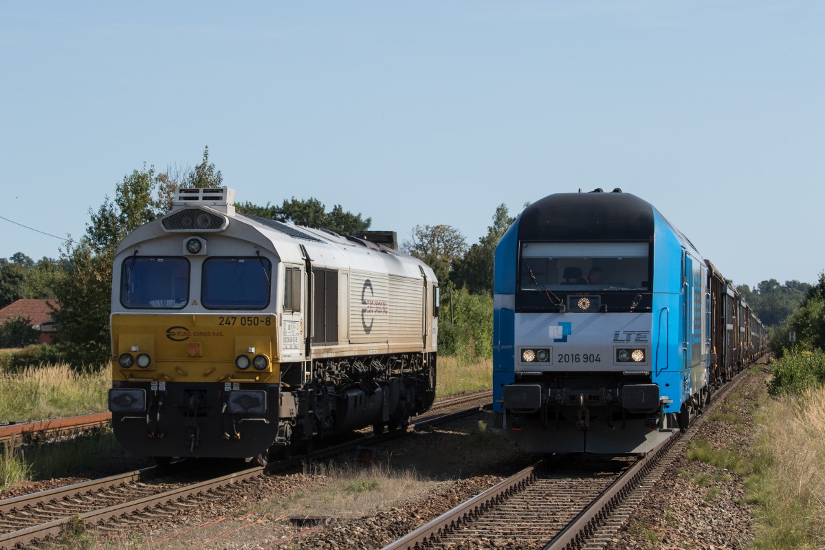 247 050-8 und 2016 904 am 26. August 2015 in Tssling.