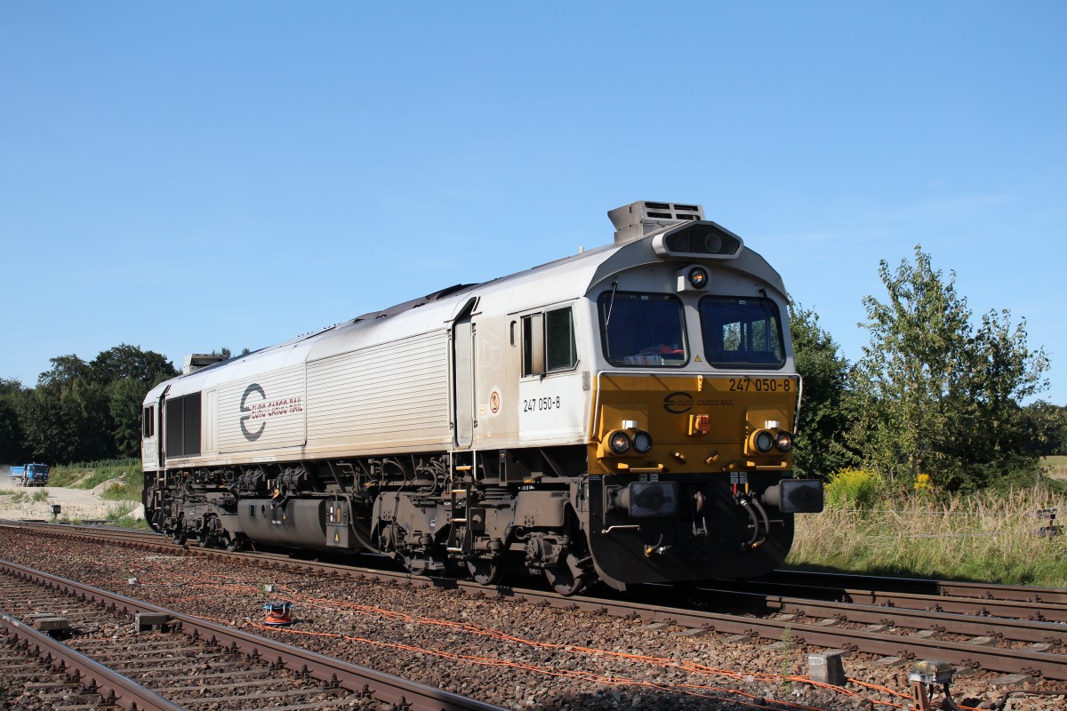 247 050-8 auf dem Weg nach Burghausen am 26. August 2015 in Tüssling.