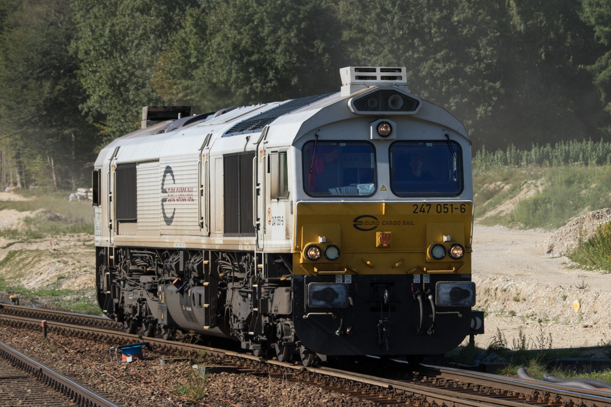 247 051-6 auf dem Weg nach Burghausen am 26. August 2015 bei Tüssling.