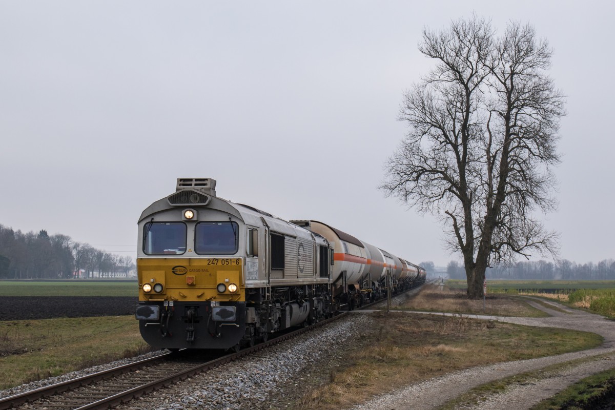 247 051-6 mit einem Druckgas-Kesselwagenzug am 30. Dezember 2015 bei Heiligenstadt.