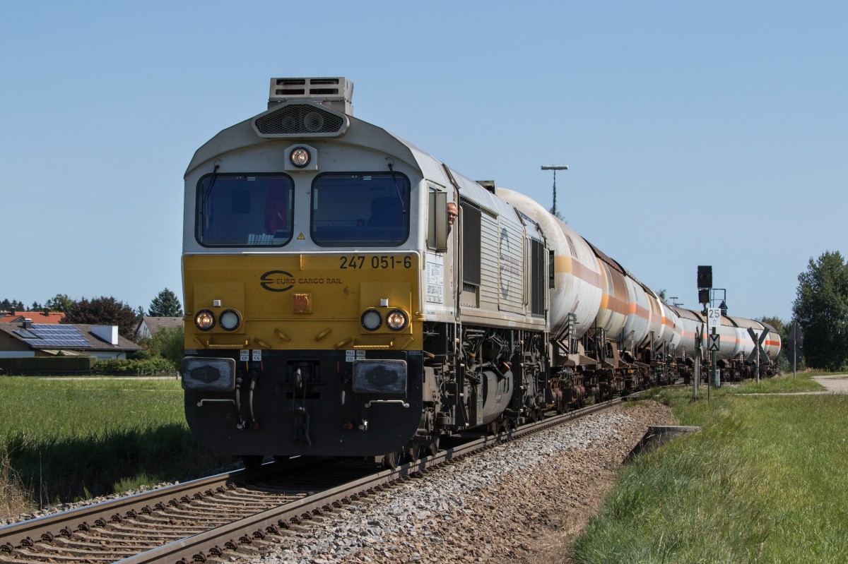 247 051-6 mit einem Kesselwagenzug aus Burghausen kommend am 26. August 2015 in Pirach.