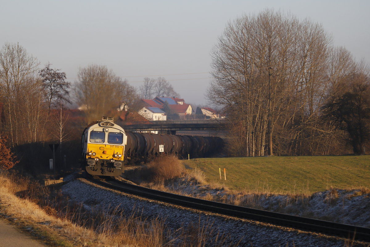 247 052-4 war am 30. Dezember 2016 mit einem Kesselwagenzug bei Thann-Matzbach von Mhldorf nach Mnchen unterwegs.