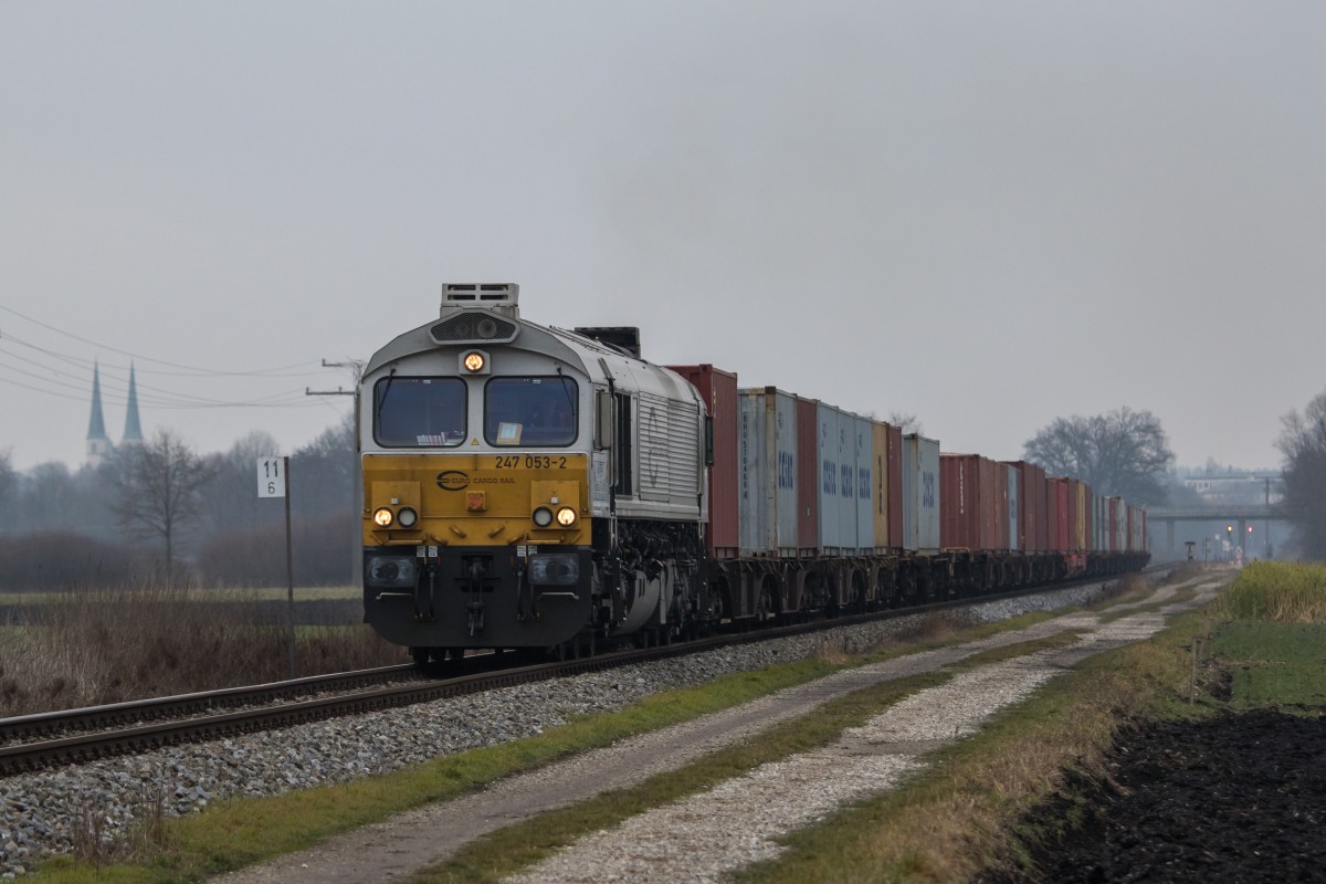 247 053-2 mit einem Containerzug am 30. Dezember 2015 bei Alttting.