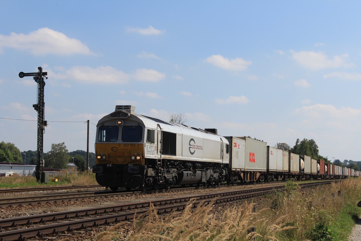 247 053-2 stand am 22. August 2013 mit einem Containerzug in Tssling.