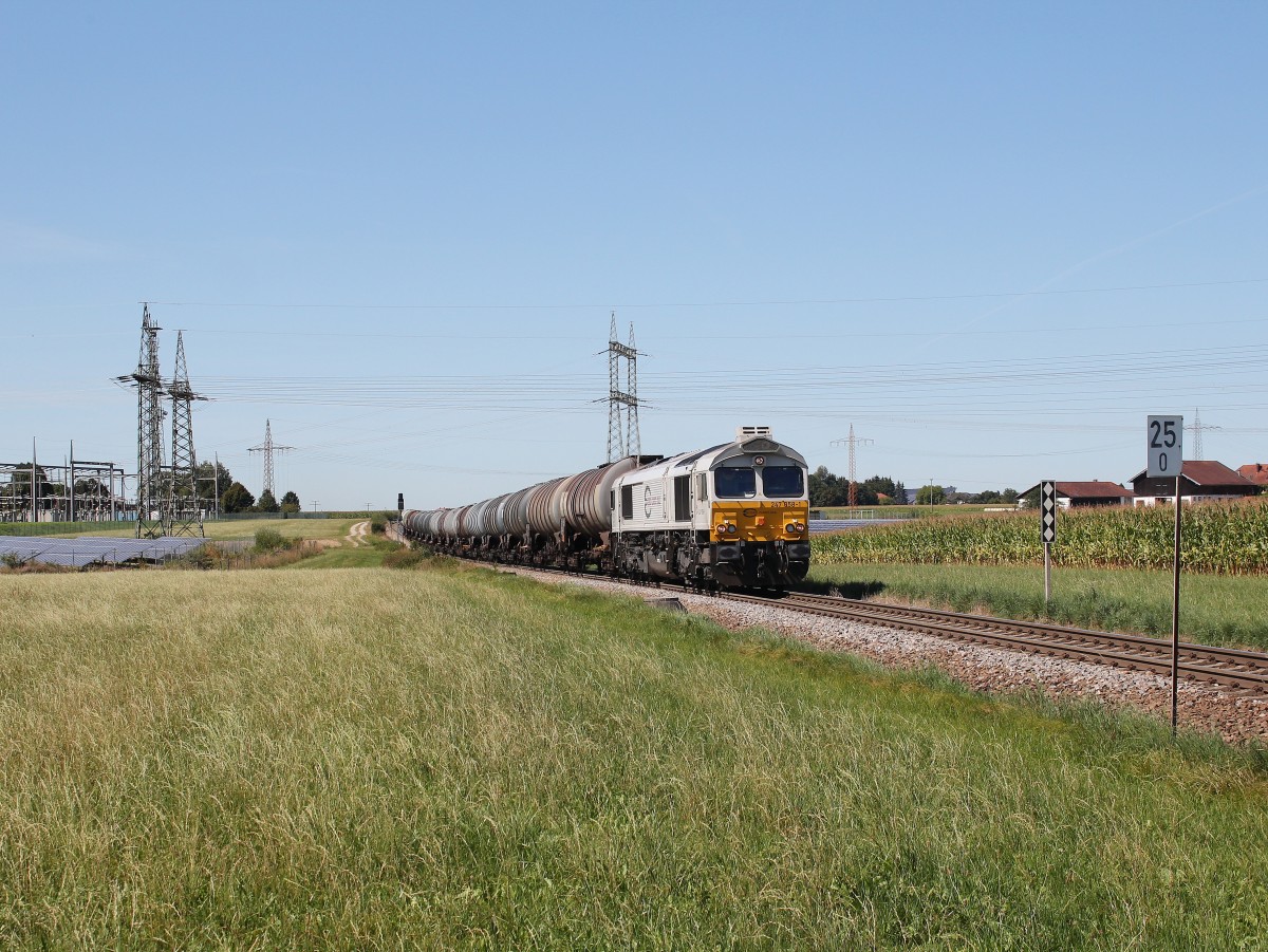 247 058-1 mit einem Kesselwagenzug auf dem Weg nach Burghausen. Aufgenommen am 26. August 2015 bei Pirach.