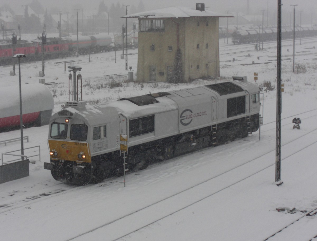 247 059-9 bei dichtem Schneetreiben im Bahnhof von Mhldorf am 2. April 2007.