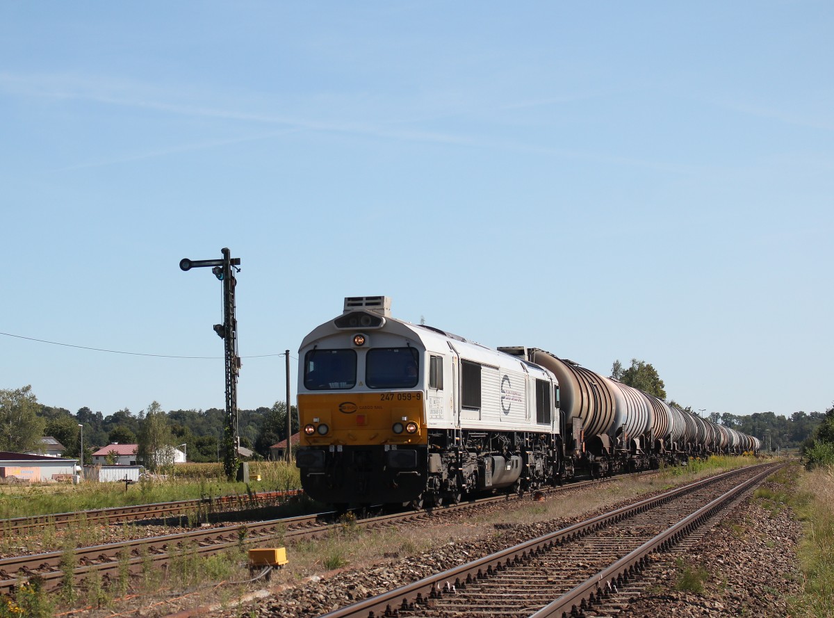 247 059-9 stand am 26. August 2015 mit einem Kesselwagenzug in Tssling.