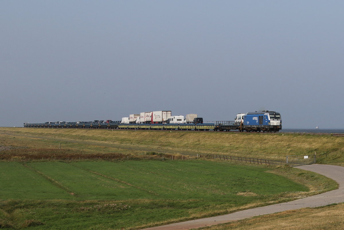 247 908  Debbie  mit einem Autozug aus Sylt kommend am 28. August 2019 bei Klanxbll.