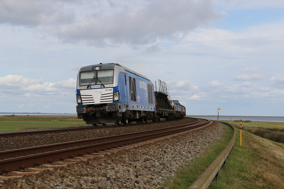 247 908  Debbie  mit einem Autozug am 14. September 2023 bei Morsum auf Sylt.