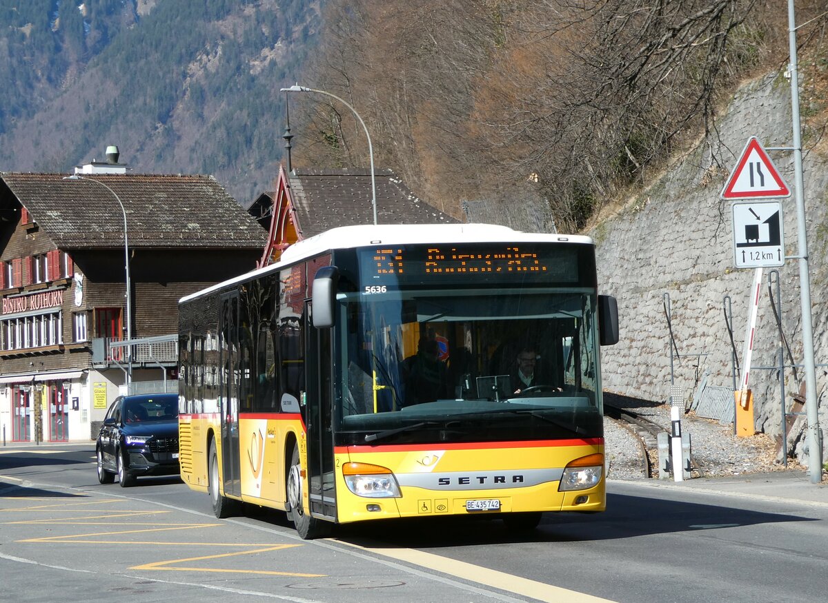 (247'409) - Flck, Brienz - Nr. 2/BE 435'742/PID 5636 - Setra am 18. Mrz 2023 beim Bahnhof Brienz