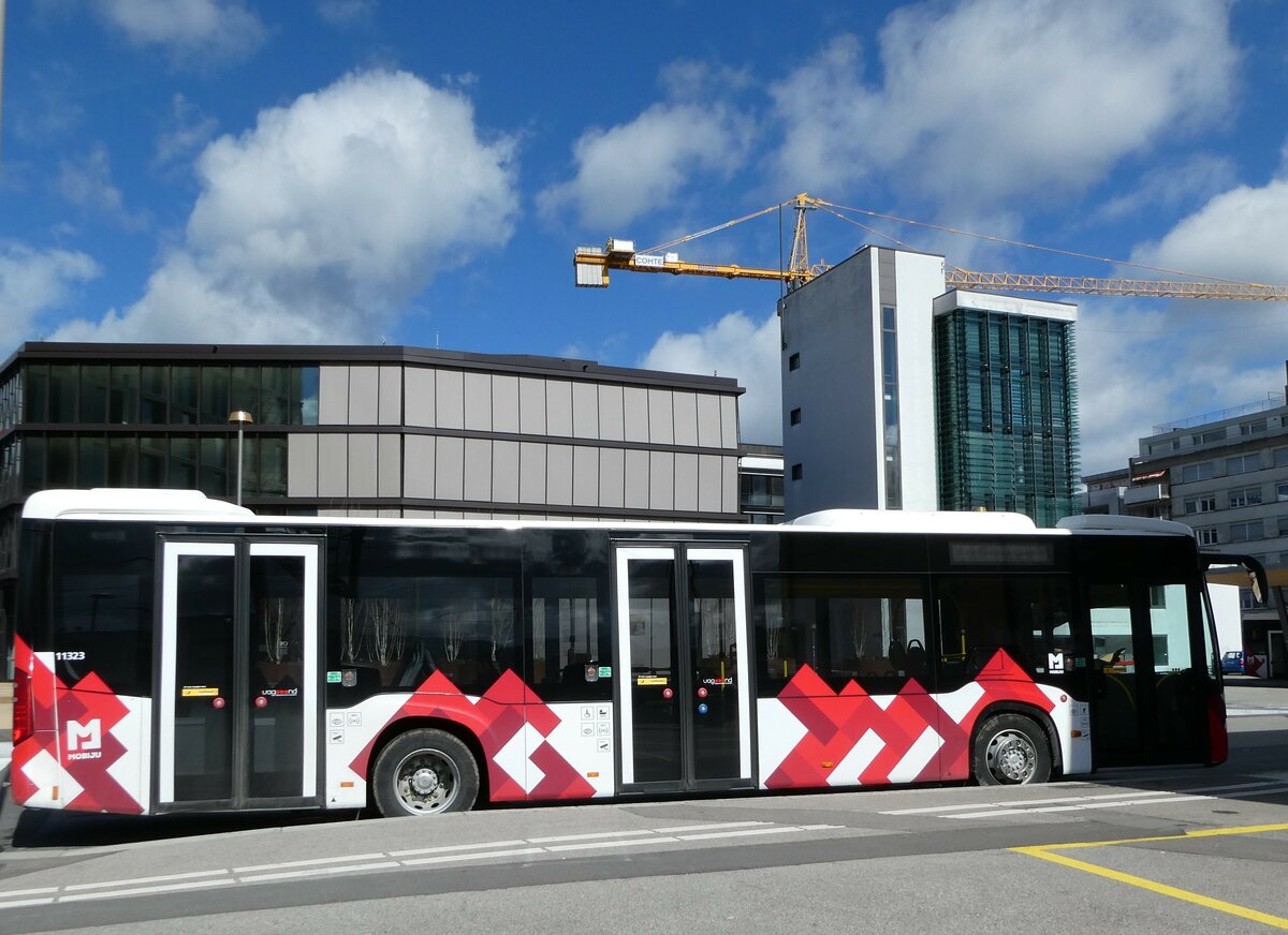 (247'624) - CarPostal Ouest - JU 52'433/PID 11'323 - Mercedes am 25. Mrz 2023 beim Bahnhof Delmont