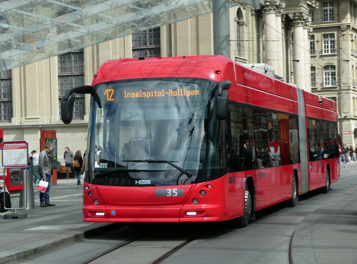 (248'248) - Bernmobil, Bern - Nr. 35 - Hess/Hess Gelenktrolleybus am 8. April 2023 beim Bahnhof Bern