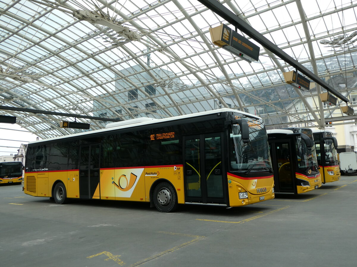 (248'552) - PostAuto Graubnden - GR 170'431/PID 10'028 - Iveco am 15. April 2023 in Chur, Postautostation