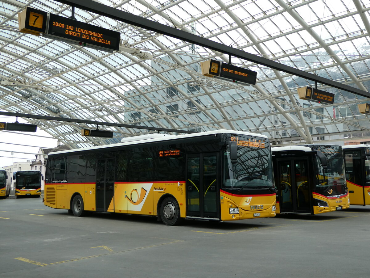 (248'553) - PostAuto Graubnden - GR 170'431/PID 10'028 - Iveco am 15. April 2023 in Chur, Postautostation