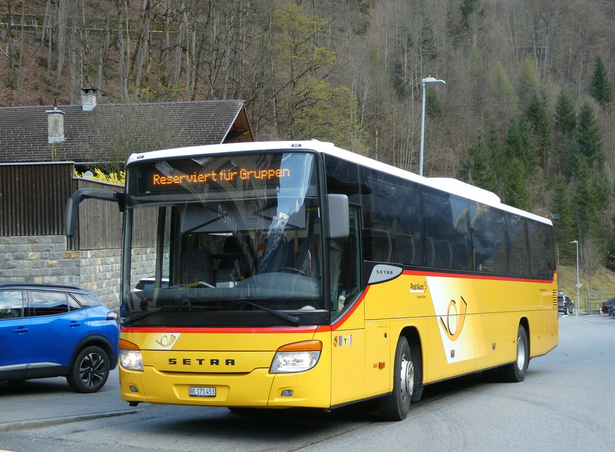 (248'753) - PostAuto Bern - Nr. 73/BE 171'453/PID 5624 - Setra (ex AVG Meiringen Nr. 73) am 18. April 2023 beim Bahnhof Lauterbrunnen