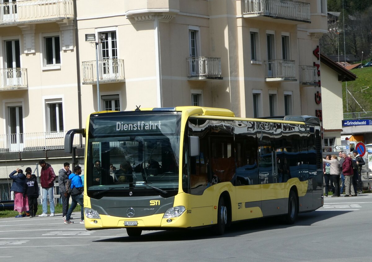 (248'790) - STI Thun - Nr. 502/BE 809'502 - Mercedes am 18. April 2023 beim Bahnhof Grindelwald