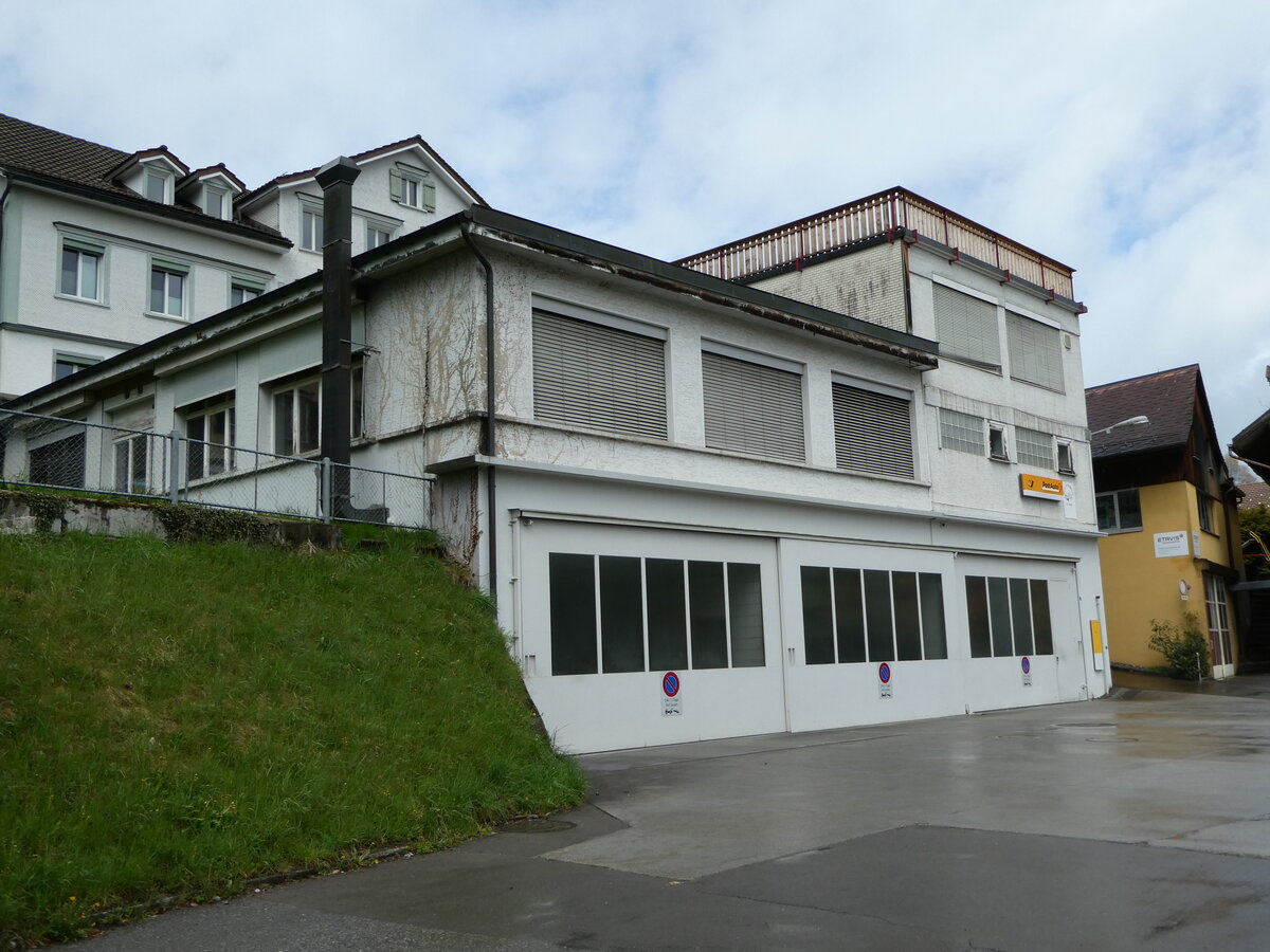 (249'129) - PostAuto-Garage am 25. April 2023 beim Bahnhof Urnsch 